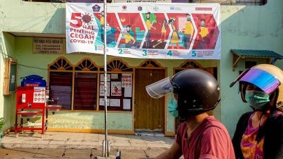 During the early months of the pandemic, our team in Jakarta, Indonesia installed handwashing stations and distributed masks. Community outreach around proper hygiene practices were featured on billboards to help prevent the spread of the virus.